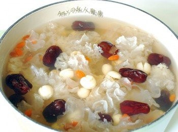 step7: 如果喜歡吃到有甜味的蓮子,建議分兩鍋燉煮,一鍋將蓮子及適量的水（水量超過蓮子約2~3cm的高度）煮軟,先煮成糖漬蓮子（蜜蓮子）。另一鍋則將白木耳及紅棗（水量約鍋子的7~8分滿）煮軟放入枸杞及冰糖調味即可。要享用時再依喜好添加蓮子。