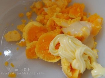 step2: 蛋放涼後，切半，把蛋黃取出。蛋黃加1湯匙沙律醬及0.5湯匙煉奶拌勻成一幼滑的蛋黃醬。