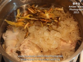 step3: 雞腿、白木耳、金針和2000C.C冷水，一起入鍋煮。