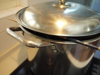 step2: 煮滾後轉小火煮約1.5~2小時,放涼後再將仙草乾取出過濾後即成為仙草湯