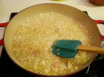 step3: 加入米炒至沾上油光, 之後加入魚湯至剛好浸到米粒, 期間不停攪拌至米粒吸收魚湯直至收乾湯汁,

*重覆加湯> 攪拌> 收乾 步驟 2次