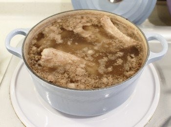 step2: 跟著轉小火續煮5-8分鐘，血水污物會被迫出來，之後把肋骨夾起來並用清水沖洗。