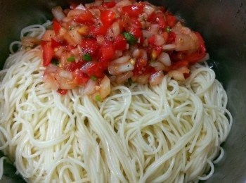 step4: 做好的莎莎醬會有一些湯汁~麵會再吸收一些~剌剌A~試試味道~加上香菜~