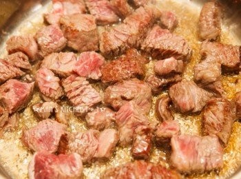 step3: 牛肉下鍋後不要急著翻動，記得等到表面上後再翻動煎到喜歡的熟度即可。