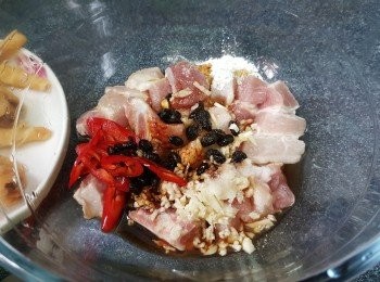 step3: 肉排斬塊洗淨，再將<span class="group_2">腌排骨調味料：</span>倒入，混合均勻