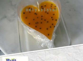 step3: 魚膠粉加少許糖撈勻後.....加入熱情果汁攪勻坐溶備用.....先打淡忌廉....打勻後放回雪櫃....糖分三次加入忌廉芝士打勻後.....加入熱情果蓉拌勻...再將淡忌廉拌入輕手攪勻...最後加入魚膠水....攪勻..可入心模... 放回雪櫃雪至凝固...  魚膠粉 加糖攪拌後加入熱情果蓉坐溶放涼.....取出忌廉芝士...加魚膠水...再放回雪櫃雪至凝固....