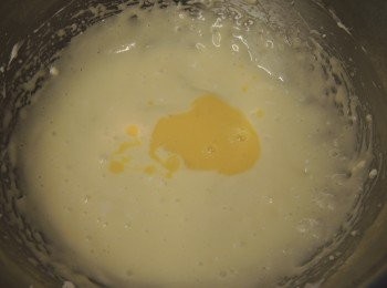 step4: 雞蛋打散，分2-3次加入忌廉芝士中攪勻。