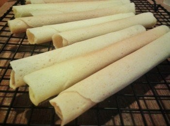 step8: 把蛋捲放在架子上冷卻