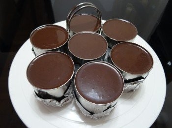 step8: 唧入慕絲至平頂， 冷藏5小時至凝固