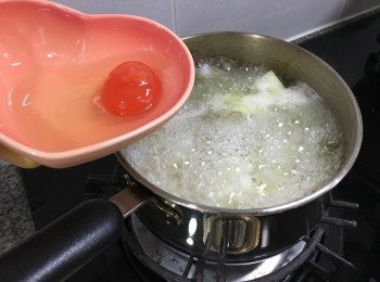 step3: 再加入瘦肉煮1-2分鐘至轉色, 再加入咸蛋入湯水中, 再打圈加入咸蛋白, 煮1-2分鐘, 隨個人口味加鹽調味即成