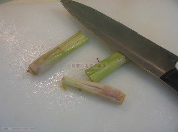step5: 香茅取下端三分之一，用刀面或刀背拍打出味，備用。小辣椒去蒂，用刀面拍打，備用。