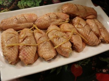 step3: 將醃製好的<a href="https://bit.ly/3zHU5V3" target="_blank" data-keyword="雞翼" class="guide-link"><strong>雞翼</strong></a> <span style="display:inline-block;vertical-align:middle;margin-top:-3px;color:initial;border-radius:3px;padding:2px 3px;font-size:12px;line-height:14px;background:#87d300;color:#fff;">即買</span> 排放於盤中。（盡量平鋪，不要重疊。）