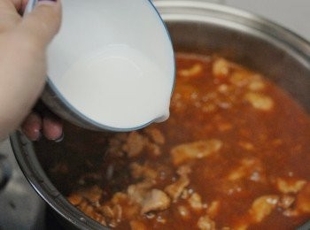 step4: 下一茶匙粟粉（或生粉）加少許水拌勻，加入醬汁內煮至濃稠即可