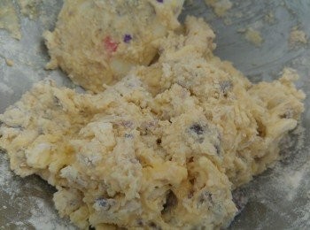 step3: 將<span class="group_2">乾料</span>和<span class="group_3">液體料</span>攪混, 再用手搓成麵團。