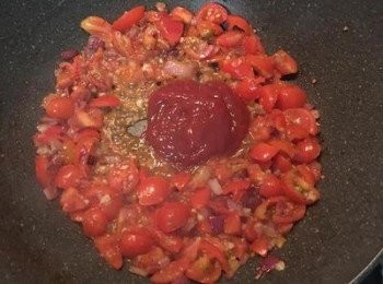 step5: 接著放入蕃茄醬拌炒。