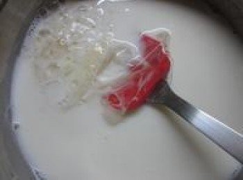 step4: 鮮奶500cc加糖煮至糖溶化即可.(不可煮滾)將泡軟的吉利丁片擠乾加入攪拌,