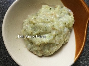 step3: （依次序）加入醃料，然後順一方向攪拌至起膠，就成為青芥辣蝦膠。放入雪櫃醃1-2小時。方包一開四成八件, 釀上蝦膠，熱油，蝦膠向下炸至金黃，反面再炸，整個過程大概1分鐘半鐘完成。隔油2-3分鐘即可上碟。