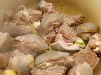 step5: 加入羊腩爆炒一下。
