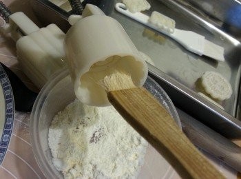 step30: 開始吸模,每吸一次模,必須掃一次底筋麵粉於模內,入模後壓花,吸好花後將月餅放入雪櫃雪起碼30分鐘以上才焗(待皮較硬身才不會出現受熱易溶)(我是用包奶黃餡埋口位壓花,因為埋口位更多粉糰,會壓得更深,花紋更靚