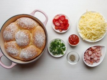 step1: 我選用自製麵包及乳酪絲,火腿切塊狀,小蕃茄切片。