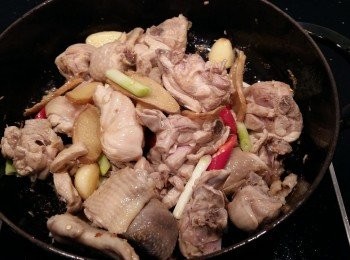 step4: 這時辣椒及蔥白都可加入拌炒。