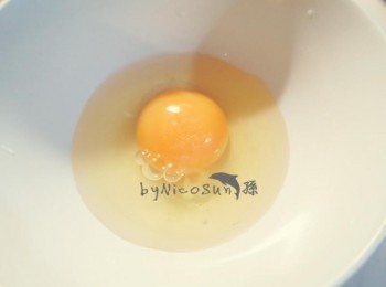 step4: 雞蛋加一點冷水放滾水中煮熟.比較不會散開