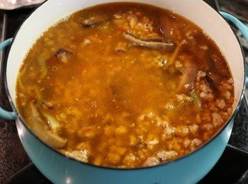 step6: 將炒好的肉碎轉到砂鍋或小鍋，倒入雞湯和水。（水蓋過肉約2cm 高即可，我將泡過的蝦米水和香菇水也加進去煮。)