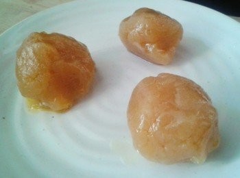 step1: 餡料做法：將蓮蓉分成8-10份，搓成圓形，另可蒸熟兩隻咸蛋黃，包內蓮蓉內