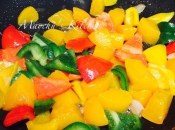 step5: 另一邊同時燒熱油鑊，爆香乾葱，然後加入三色椒炒至略轉色，加入蜜桃炒匀。加入糖醋汁煮滾，拌入生粉水埋芡。然後立即加入炸好並瀝乾油份的肉排，快炒至所有材料裹上醬汁即成。