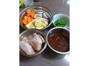 step1: <span class="group_1">食材</span>準備好馬鈴薯和紅蘿蔔切塊備用 <span class="group_2">醬料</span>也混合好備用