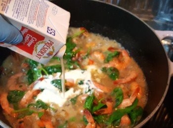 step8: 加入忌廉拌勻，煮滾。