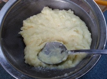 step6: 將薯蓉過篩會令薯蓉更滑身(如果不想啷花可以不用此動作)