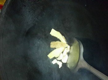 step2: 熱油鍋，加入蒜块姜块爆香 ；