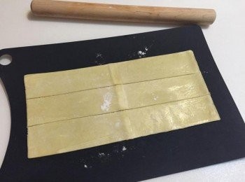 step3: 拿兩片酥皮室溫回軟排在一起, 灑點麵粉把兩片稍回黏合在一起, 接著切成三等份的長條狀