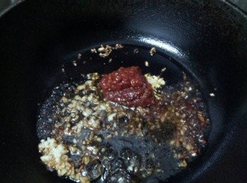 step5: 順序加入豆瓣醬 , 蠔油 , 醬油 , 糖 , 鹽 , 胡椒粉拌炒至香味釋出