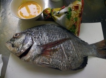 step1: 魚洗淨，魚身劃斜刀，泡入<span class="group_2">醃魚料</span>約5分鐘，依序沾上太白粉→蛋液→太白粉。