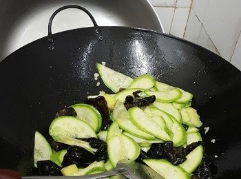 step5: 所有材料回鑊快炒一會,加少許水加蓋焗二分鐘, 加鹽調味即可上碟食用