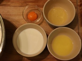 step1: 先將無鹽牛油加熱溶化；牛奶稍加熱至 35C-40C° 可方便發酵；將蛋黃和蛋白分開，蛋白用來掃包面。