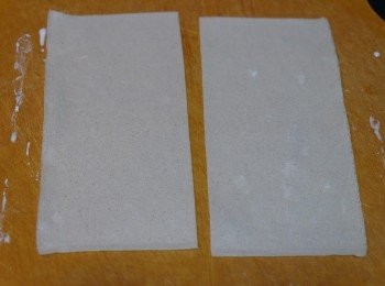 step4: 取1塊春卷皮切一半。