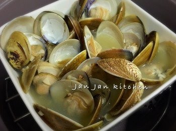 step2: 水滾隔水蒸至蜆開口，大概需時8-10分鐘即成。
其他食譜，請看我的個人facebook專頁： https://www.facebook.com/pages/Jan-Jan-Kitchen/1013038405396937