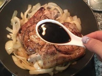 step5: 放入大排，下醬油和糖。