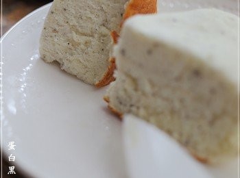 step5: 把裁好焗爐紙放入電飯煲內、倒入麵糊,按上(開始)製,任電飯煲至自煮模式至跳製,通常一般都不會一次全熟完成,
請「再按多一次」 時間因每個電飯煲而有所不同,
用竹籤穿入沒有麵糊沾上便已完成!