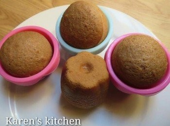 step10: 蛋糕蒸好后，将模具取出倒扣，即可轻松取出。我是用silicone cupcake mold