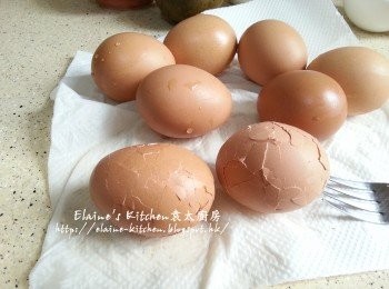 step4: 再用廚紙抹乾水份 , 用叉輕輕敲碎雞蛋殼