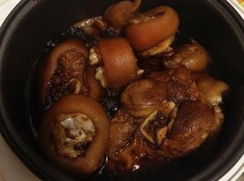 step7: 湯汁煮滾後，將沒上色的豬腳翻動ㄧ下，