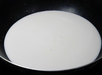 step2: 牛奶先下鍋煮，火不能太大，不然牛奶會焦