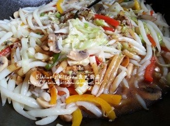 step9: 加入銀針粉及<span class="group_2">調味料</span>拌勻 , 再加少許老抽拌勻至上色