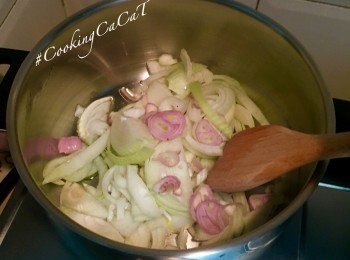 step1: 把洋蔥及乾蔥切絲。在煱未燒紅時，加入橄欖油後，加入洋蔥及乾蔥，炒至軟身。大概10-15分鐘。