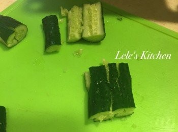 step2: 把小黃瓜放入保鮮袋
(我都用保鮮袋醃，方便入味又能節省冰箱空間)
加入砂糖，用手隔著袋子拌至溶化
(注意！這就是阿基師的訣竅囉~
一般都是先放鹽，阿基師版本的先放糖，
讓水分快速出來，才會更入味！)