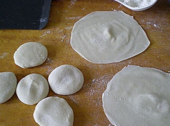 step4: 分成等份的面皮擀薄